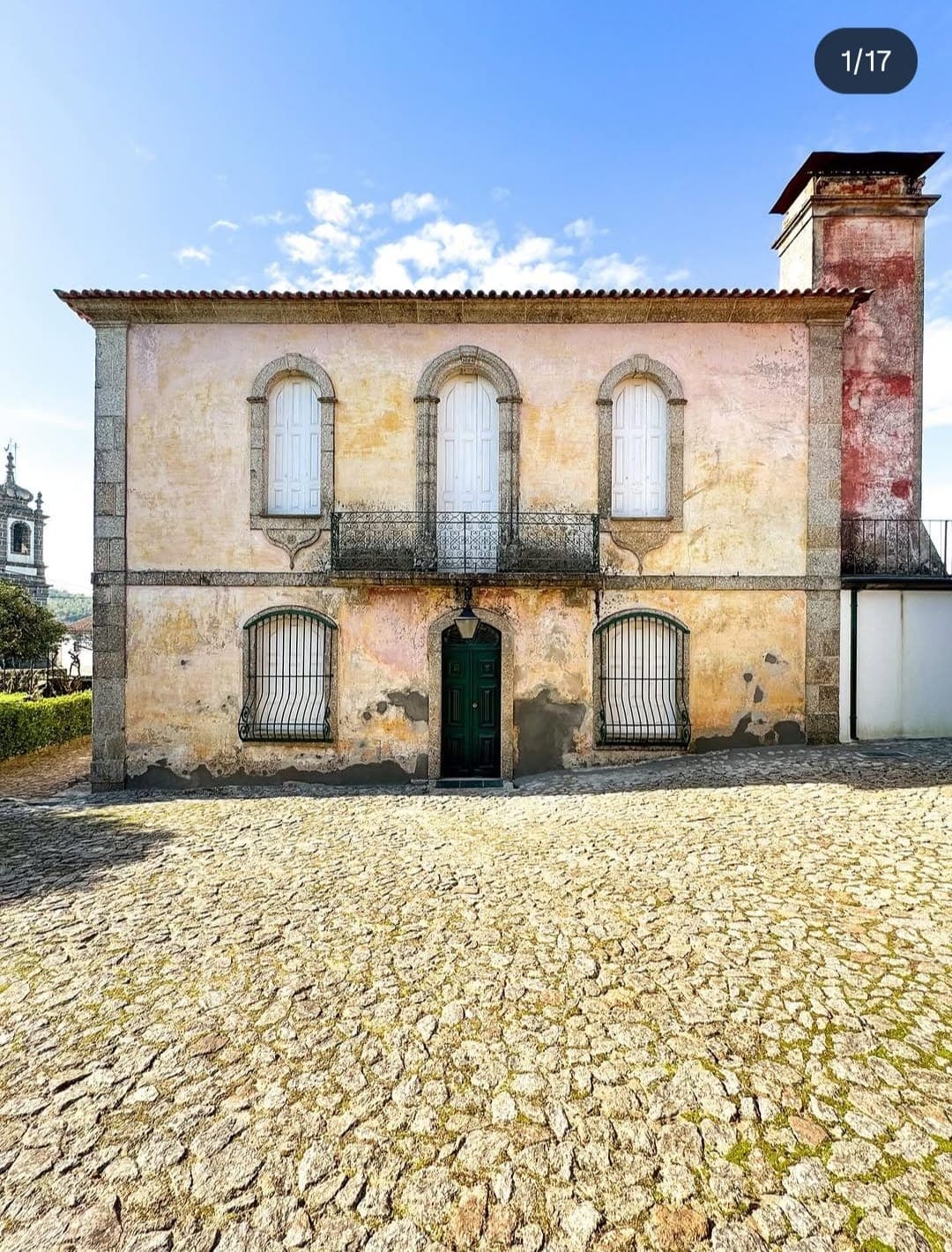 Casa de Xisto — fachada em calçada